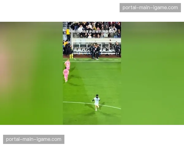 暖心花絮：拉斯帕尔马斯球员进球后展示病重小球迷的球衣