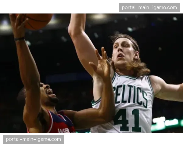 特写瞬间:一次成功的低位防守后,防守队员振臂高呼鼓舞全队士气 特写瞬间:一次成功的低位防守后,防守队员振臂高呼鼓舞全队士气