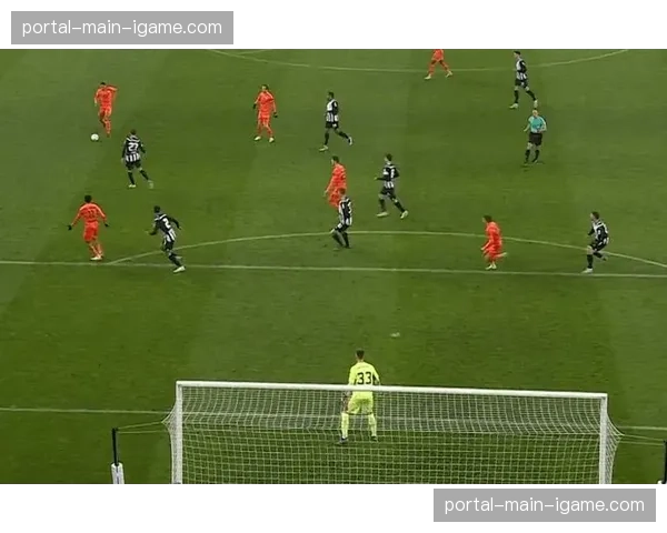 沃尔夫斯堡门将出击失误，对手打空门得手，此次转换仅经两次传递